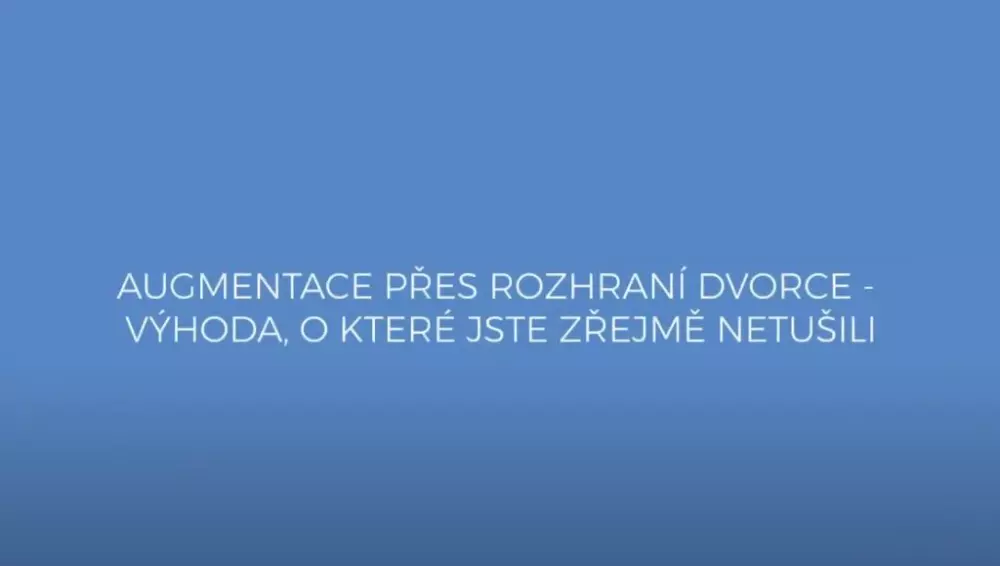 Augmentace prsou přes rozhraní dvorce